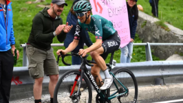 Hindley assume la maglia rosa