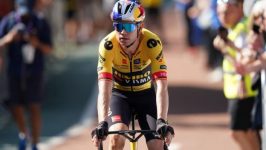 Wout van Aert vince la sua prima partita su terra con nove minuti di vantaggio