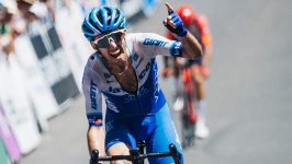 Simon Yates scalerà 3.275 m in una sfida in salita di 87 km